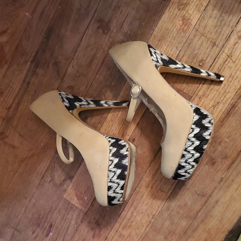 Modesta pumps